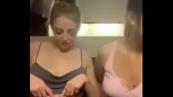 2 girls give handjob