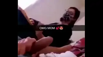 Mama masturbandose pillada por su hijo