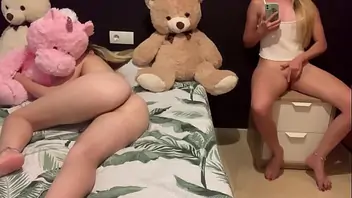 Novinha se masturba ao lado da irma xvideo