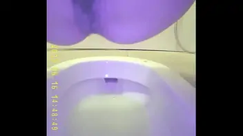 Orinando meando public pissing pee toilet